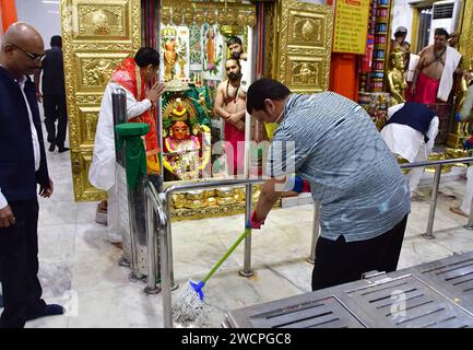 Mumbai, India. 16 gennaio 2024. MUMBAI, INDIA - 16 GENNAIO: Il Vice Ministro capo del Maharashtra Devendra Fadnavis partecipa a un viaggio di pulizia a Mumbadevi Mandir a Kalbadevi il 16 gennaio 2024 a Mumbai, India. Il primo Ministro Narendra modi ha chiamato a pulire i templi prima della cerimonia di consacrazione del Tempio Shri RAM Janmabhoomi. (Foto di Bhushan Koyande/Hindustan Times/Sipa USA) credito: SIPA USA/Alamy Live News Foto Stock