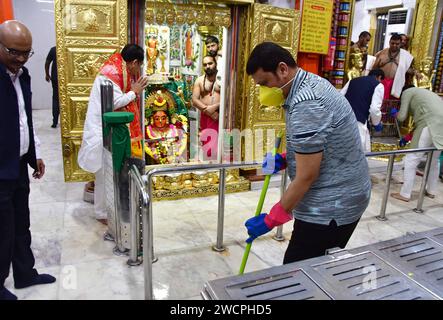 Mumbai, India. 16 gennaio 2024. MUMBAI, INDIA - 16 GENNAIO: Il Vice Ministro capo del Maharashtra Devendra Fadnavis partecipa a un viaggio di pulizia a Mumbadevi Mandir a Kalbadevi il 16 gennaio 2024 a Mumbai, India. Il primo Ministro Narendra modi ha chiamato a pulire i templi prima della cerimonia di consacrazione del Tempio Shri RAM Janmabhoomi. (Foto di Bhushan Koyande/Hindustan Times/Sipa USA) credito: SIPA USA/Alamy Live News Foto Stock