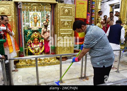 Mumbai, India. 16 gennaio 2024. MUMBAI, INDIA - 16 GENNAIO: Il Vice Ministro capo del Maharashtra Devendra Fadnavis partecipa a un viaggio di pulizia a Mumbadevi Mandir a Kalbadevi il 16 gennaio 2024 a Mumbai, India. Il primo Ministro Narendra modi ha chiamato a pulire i templi prima della cerimonia di consacrazione del Tempio Shri RAM Janmabhoomi. (Foto di Bhushan Koyande/Hindustan Times/Sipa USA) credito: SIPA USA/Alamy Live News Foto Stock