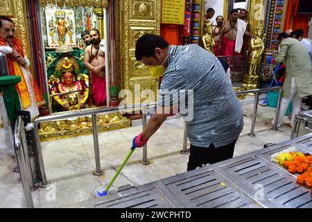 Mumbai, India. 16 gennaio 2024. MUMBAI, INDIA - 16 GENNAIO: Il Vice Ministro capo del Maharashtra Devendra Fadnavis partecipa a un viaggio di pulizia a Mumbadevi Mandir a Kalbadevi il 16 gennaio 2024 a Mumbai, India. Il primo Ministro Narendra modi ha chiamato a pulire i templi prima della cerimonia di consacrazione del Tempio Shri RAM Janmabhoomi. (Foto di Bhushan Koyande/Hindustan Times/Sipa USA) credito: SIPA USA/Alamy Live News Foto Stock