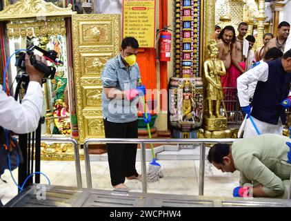 Mumbai, India. 16 gennaio 2024. MUMBAI, INDIA - 16 GENNAIO: Il Vice Ministro capo del Maharashtra Devendra Fadnavis partecipa a un viaggio di pulizia a Mumbadevi Mandir a Kalbadevi il 16 gennaio 2024 a Mumbai, India. Il primo Ministro Narendra modi ha chiamato a pulire i templi prima della cerimonia di consacrazione del Tempio Shri RAM Janmabhoomi. (Foto di Bhushan Koyande/Hindustan Times/Sipa USA) credito: SIPA USA/Alamy Live News Foto Stock