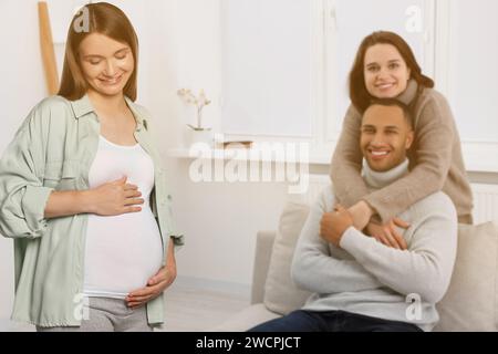 Madre surrogata e genitori previsti in camera Foto Stock