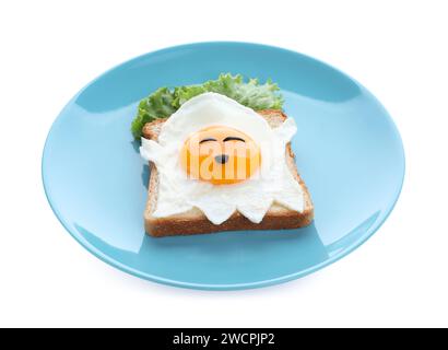 Colazione a tema Halloween isolata su bianco. Toast saporito con uovo fritto a forma di fantasma Foto Stock