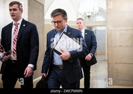 Washington, USA. 16 gennaio 2024. Il presidente della camera Mike Johnson (R-LA) lascia il Campidoglio degli Stati Uniti, a Washington, DC, martedì 16 gennaio, 2024. (Graeme Sloan/Sipa USA) credito: SIPA USA/Alamy Live News Foto Stock