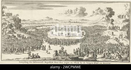 Gli Israeliti portano il fuoco e le offerte di pace al Bergen Ebal e Gerizim, Jan Luyken, carta di Amsterdam stampata del 1683 che incide gli Israeliti offrono sacrifici bruciati sul Monte Ebal Foto Stock