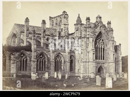 Ruines van Melrose Abbey, anonimo, Glasgow Architectural Society, 1858 - 1900 Fotografia Melrosepublisher: Glasgow paper. gli albumi di cartone stampano le rovine di chiesa, monastero, ecc.. Melrose Abbey Foto Stock