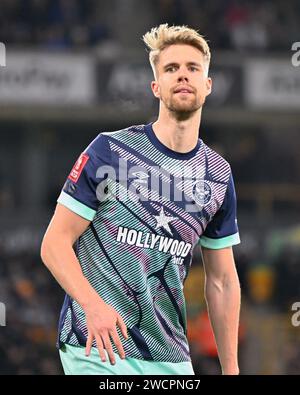 Wolverhampton, Regno Unito. 16 gennaio 2024. Kristoffer Ajer di Brentford, durante il terzo round della Emirates fa Cup Replay Match Wolverhampton Wanderers vs Brentford a Molineux, Wolverhampton, Regno Unito, 16 gennaio 2024 (foto di Cody Froggatt/News Images) credito: News Images Ltd/Alamy Live News Foto Stock