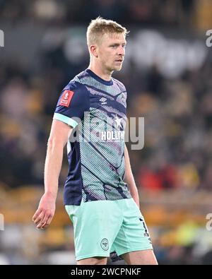 Wolverhampton, Regno Unito. 16 gennaio 2024. Ben Mee di Brentford, durante il terzo round della Emirates fa Cup Replay Match Wolverhampton Wanderers vs Brentford a Molineux, Wolverhampton, Regno Unito, 16 gennaio 2024 (foto di Cody Froggatt/News Images) Credit: News Images Ltd/Alamy Live News Foto Stock