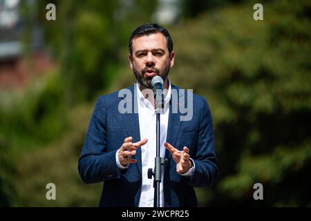 Bogotà, Colombia. 16 gennaio 2024. Il sindaco di Bogotà Carlos Fernando Galan partecipa a un incontro e a una conferenza stampa che annuncia un nuovo sostegno economico per le famiglie a basso reddito nella città di Bogotà, Colombia, il 16 gennaio 2024. Foto di: Sebastian Barros/Long Visual Press Credit: Long Visual Press/Alamy Live News Foto Stock