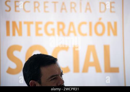 Bogotà, Colombia. 16 gennaio 2024. Il sindaco di Bogotà Carlos Fernando Galan partecipa a un incontro e a una conferenza stampa che annuncia un nuovo sostegno economico per le famiglie a basso reddito nella città di Bogotà, Colombia, il 16 gennaio 2024. Foto di: Sebastian Barros/Long Visual Press Credit: Long Visual Press/Alamy Live News Foto Stock