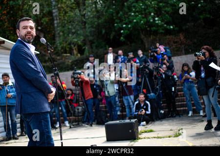 Bogotà, Colombia. 16 gennaio 2024. Il sindaco di Bogotà Carlos Fernando Galan partecipa a un incontro e a una conferenza stampa che annuncia un nuovo sostegno economico per le famiglie a basso reddito nella città di Bogotà, Colombia, il 16 gennaio 2024. Foto di: Sebastian Barros/Long Visual Press Credit: Long Visual Press/Alamy Live News Foto Stock