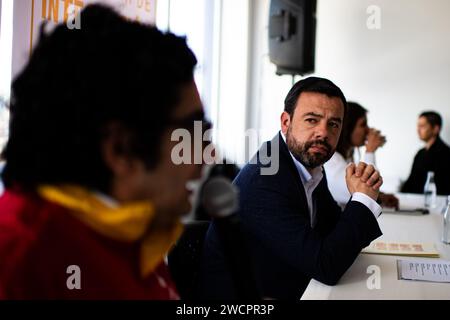 Bogotà, Colombia. 16 gennaio 2024. Il sindaco di Bogotà Carlos Fernando Galan partecipa a un incontro e a una conferenza stampa che annuncia un nuovo sostegno economico per le famiglie a basso reddito nella città di Bogotà, Colombia, il 16 gennaio 2024. Foto di: Sebastian Barros/Long Visual Press Credit: Long Visual Press/Alamy Live News Foto Stock