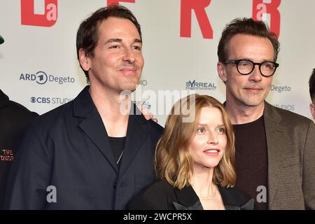 Karoline Schuch, Felix Kramer, Lucas Gregorowicz Ankunft zur PREMIERE, der achtteilige Mystery-Crime-serie Oderbruch - startet AM 19. Gennaio 2024 in der ARD Mediathek und wird AM 19. und 26. Januar 2024 jeweils ab 22:20 Uhr mit vier Folgen im ersten gezeigt. n Berlin, AM 16.01.2024 Premiere von Oderbruch im Kino CUBRI *** Karoline Schuch, Felix Kramer, Lucas Gregorowicz arrivo in ANTEPRIMA, la serie poliziesca in otto parti Oderbruch inizia il 19 gennaio 2024 nell'ARD Mediathek e sarà mostrata il 19 e 26 gennaio, 2024 con quattro episodi dalle 22 alle 20 sul primo canale n B. Foto Stock