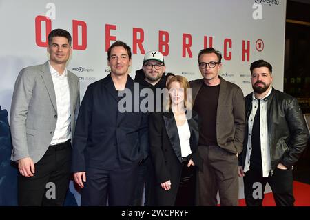 Arend Remmers, Lucas Gregorowicz, Christian Alvart, Karoline Schuch, Felix Kramer, , AdolfoJ. Kolmerer, v.l.n.r. Ankunft zur PREMIERE, der achtteilige Mystery-Crime-serie Oderbruch - startet AM 19. Gennaio 2024 in der ARD Mediathek und wird AM 19. und 26. Januar 2024 jeweils ab 22:20 Uhr mit vier Folgen im ersten gezeigt. n Berlin, AM 16.01.2024 Premiere von Oderbruch im Kino CUBRI *** Arend Remmers, Lucas Gregorowicz, Christian Alvart, Karoline Schuch, Felix Kramer, , AdolfoJ Kolmerer, f l n r arrivo per LA PRIMA, la serie poliziesca in otto parti Oderbruch inizia il 19 gennaio 2024 nella Foto Stock