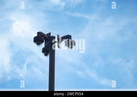 Primo piano della telecamera di sicurezza sulla strada. Foto Stock