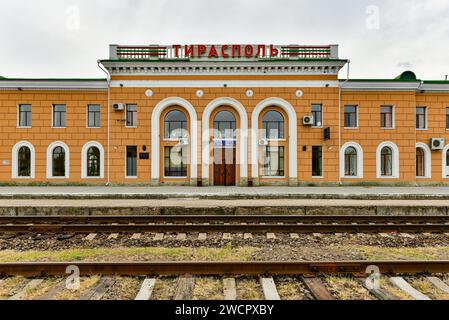 Vista dell'edificio principale della stazione ferroviaria di Tiraspol dai suoi binari. Tiraspol, Transnistria (Moldavia). Foto Stock