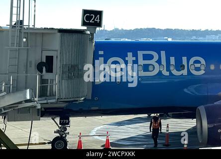 Washington, DC, USA. 16 gennaio 2024. La visione di un aereo JetBlue come giudice federale a Boston blocca una fusione di compagnie aeree JetBlue e Spirt da 3,8 miliardi di dollari il 16 gennaio 2024 a Washington, DC Credit: Mpi34/Media Punch/Alamy Live News Foto Stock