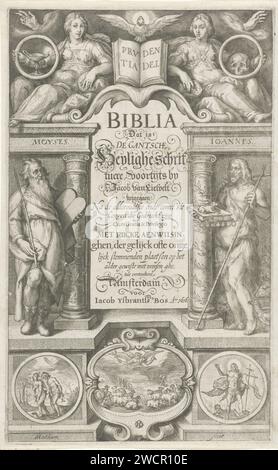 Frontespizio per: Biblia That's the Gantsche Heylige script, 1616, 1616 stampa titolo nel mezzo dell'accompagnamento architettonico in cui a destra Giovanni Battista con il libro con i sette francobolli del libro biblico dell'Apocalisse e lasciò Mosè con la cena in pietra della legge. Al centro di un libro aperto con testo: Prudentia dei, lo Spirito Santo in forma di piccione e affiancato da due figure femminili allegoriche. In fondo ai cartigli circolari la caduta (a sinistra) e la risurrezione di Cristo (a destra), la carta di Amsterdam che incide il titolo-pagina. Mosè (non in contesto biblico); possibile a. Foto Stock