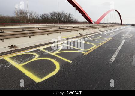 Essen, Germania. 16 gennaio 2024. Il ponte autostradale federale sulla A42 sul canale Reno-Herne è chiuso in entrambe le direzioni a causa di difetti del ponte. Le persone hanno spruzzato graffiti "Brücke ZU" sul fondo stradale. Credito: David Young/dpa/Alamy Live News Foto Stock