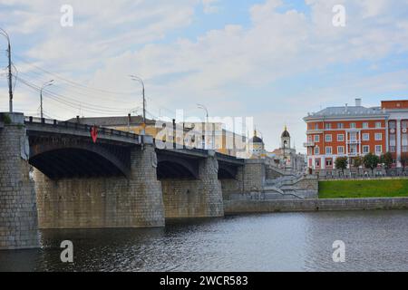 Tver, vista dall'argine di Afanasy Nikitin vicino al ponte Novovolzhsky Foto Stock