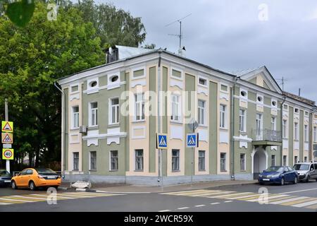 Tver, un condominio sull'argine di Stepan Razin Foto Stock