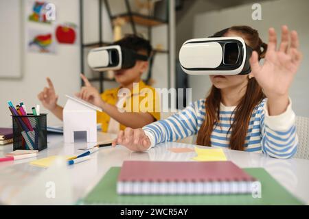 I bambini in occhiali VR guardano un video educativo sull'energia rinnovabile Foto Stock