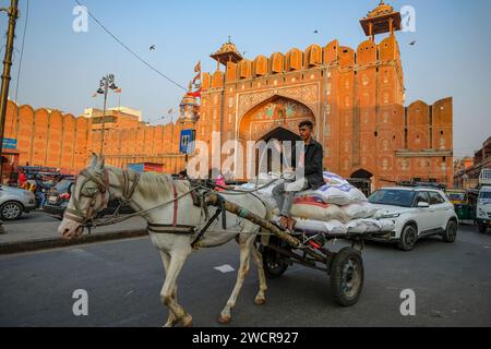 Jaipur, India - 1° gennaio 2024: Vista della porta Chandpole, una delle sette porte delle mura della città di Jaipur, India. Foto Stock