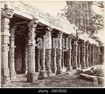 Colonnato ornamentale alla base del Qutb Minar a Delhi, India, Samuel Bourne, 1863 - 1865 Fotografia Delhi carta albumen stampa tempio, santuario  induismo, Buddismo, Giainismo. colonnade Quwwat-ul-Islammoskee Foto Stock