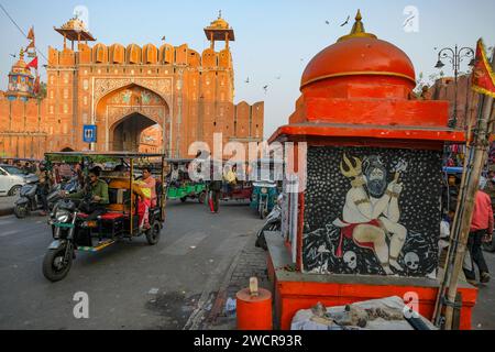 Jaipur, India - 1° gennaio 2024: Vista della porta Chandpole, una delle sette porte delle mura della città di Jaipur, India. Foto Stock