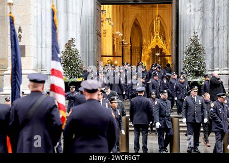 New York City, Stati Uniti. 16 gennaio 2024. Messa funebre di Joseph Esposito, ex capo del dipartimento della polizia di New York con centinaia di ufficiali al St. Patrick's Cathedral a Midtown, New York City, NY, USA il 16 gennaio 2024. Esposito è morto all'età di 73 anni, la sua carriera di 45 anni alla NYPD include il capo di dipartimento in servizio più a lungo nella storia della NYPD, in servizio per 13 anni, dal 2000 al 2013. Foto di Charles Guerin/ABACAPRESS.COM Credit: Abaca Press/Alamy Live News Foto Stock