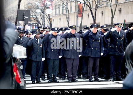 New York City, Stati Uniti. 16 gennaio 2024. Messa funebre di Joseph Esposito, ex capo del dipartimento della polizia di New York con centinaia di ufficiali al St. Patrick's Cathedral a Midtown, New York City, NY, USA il 16 gennaio 2024. Esposito è morto all'età di 73 anni, la sua carriera di 45 anni alla NYPD include il capo di dipartimento in servizio più a lungo nella storia della NYPD, in servizio per 13 anni, dal 2000 al 2013. Foto di Charles Guerin/ABACAPRESS.COM Credit: Abaca Press/Alamy Live News Foto Stock