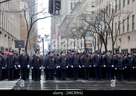 New York City, Stati Uniti. 16 gennaio 2024. Messa funebre di Joseph Esposito, ex capo del dipartimento della polizia di New York con centinaia di ufficiali al St. Patrick's Cathedral a Midtown, New York City, NY, USA il 16 gennaio 2024. Esposito è morto all'età di 73 anni, la sua carriera di 45 anni alla NYPD include il capo di dipartimento in servizio più a lungo nella storia della NYPD, in servizio per 13 anni, dal 2000 al 2013. Foto di Charles Guerin/ABACAPRESS.COM Credit: Abaca Press/Alamy Live News Foto Stock
