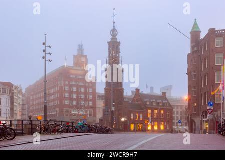 Tower Munttoren a Foggy Morning ad Amsterdam , Olanda, Paesi Bassi. Foto Stock