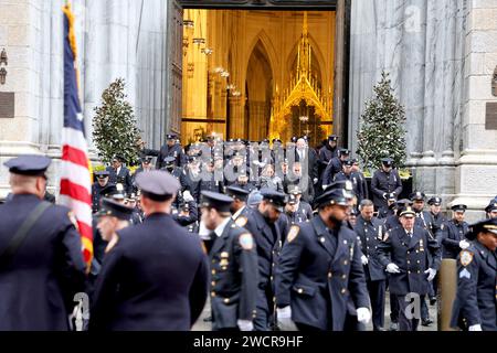 New York City, Stati Uniti. 16 gennaio 2024. Messa funebre di Joseph Esposito, ex capo del dipartimento della polizia di New York con centinaia di ufficiali al St. Patrick's Cathedral a Midtown, New York City, NY, USA il 16 gennaio 2024. Esposito è morto all'età di 73 anni, la sua carriera di 45 anni alla NYPD include il capo di dipartimento in servizio più a lungo nella storia della NYPD, in servizio per 13 anni, dal 2000 al 2013. Foto di Charles Guerin/ABACAPRESS.COM Credit: Abaca Press/Alamy Live News Foto Stock