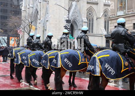 New York City, Stati Uniti. 16 gennaio 2024. Messa funebre di Joseph Esposito, ex capo del dipartimento della polizia di New York con centinaia di ufficiali al St. Patrick's Cathedral a Midtown, New York City, NY, USA il 16 gennaio 2024. Esposito è morto all'età di 73 anni, la sua carriera di 45 anni alla NYPD include il capo di dipartimento in servizio più a lungo nella storia della NYPD, in servizio per 13 anni, dal 2000 al 2013. Foto di Charles Guerin/ABACAPRESS.COM Credit: Abaca Press/Alamy Live News Foto Stock