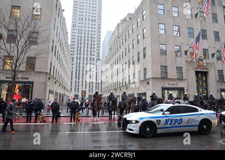 New York City, Stati Uniti. 16 gennaio 2024. Messa funebre di Joseph Esposito, ex capo del dipartimento della polizia di New York con centinaia di ufficiali al St. Patrick's Cathedral a Midtown, New York City, NY, USA il 16 gennaio 2024. Esposito è morto all'età di 73 anni, la sua carriera di 45 anni alla NYPD include il capo di dipartimento in servizio più a lungo nella storia della NYPD, in servizio per 13 anni, dal 2000 al 2013. Foto di Charles Guerin/ABACAPRESS.COM Credit: Abaca Press/Alamy Live News Foto Stock