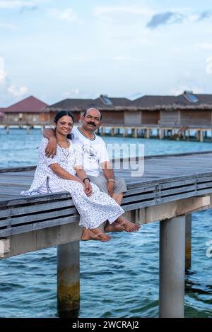 Una foto delle coppie indiane di mezza età che trascorrono le vacanze alle Maldive Foto Stock