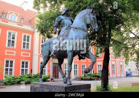 Statua equestre Bartolomeo Colleoni, copia dell'originale italiano del XV secolo, nel cortile del Palazzo Czapski, Varsavia, Polonia Foto Stock