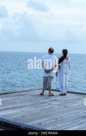 Una foto delle coppie indiane di mezza età che trascorrono le vacanze alle Maldive Foto Stock