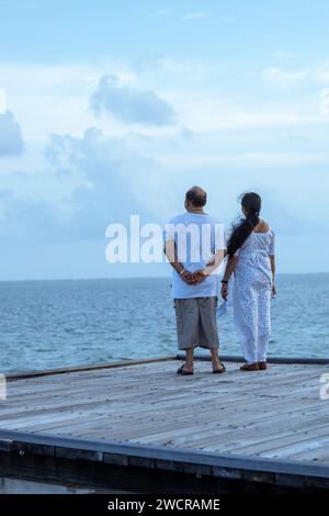 Una foto delle coppie indiane di mezza età che trascorrono le vacanze alle Maldive Foto Stock