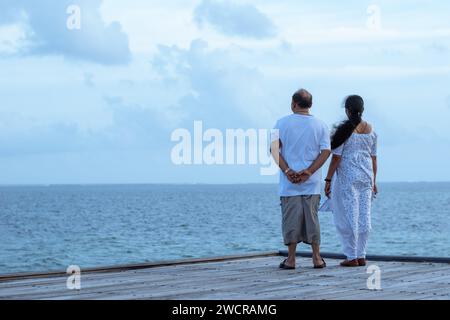 Una foto delle coppie indiane di mezza età che trascorrono le vacanze alle Maldive Foto Stock