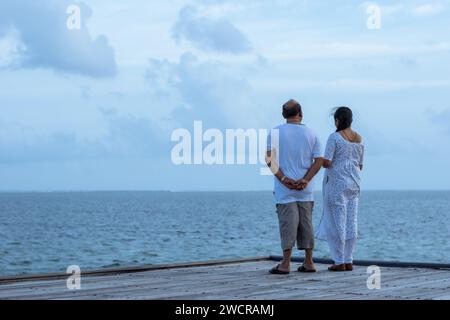 Una foto delle coppie indiane di mezza età che trascorrono le vacanze alle Maldive Foto Stock