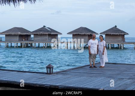 Una foto delle coppie indiane di mezza età che trascorrono le vacanze alle Maldive Foto Stock