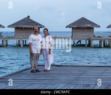 Una foto delle coppie indiane di mezza età che trascorrono le vacanze alle Maldive Foto Stock