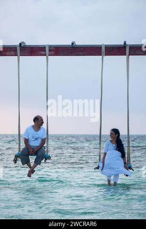 Una foto delle coppie indiane di mezza età che trascorrono le vacanze alle Maldive Foto Stock