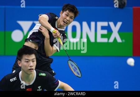 Nuova Delhi, India. 16 gennaio 2024. Huang Dong Ping (R) e Feng Yan Zhe della Cina competono nel doppio misto contro Dejan Ferdinansyah e Gloria Emanuelle Widjaja dell'Indonesia al torneo di badminton India Open 2024 a nuova Delhi, India, 16 gennaio 2024. Crediti: Javed Dar/Xinhua/Alamy Live News Foto Stock