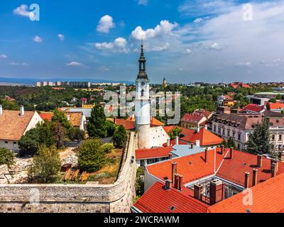 Veszprem, Ungheria - veduta aerea della torre di avvistamento del fuoco in piazza Ovaros, quartiere del castello di Veszprem con la chiesa di Santa Margherita e i buildi medievali Foto Stock