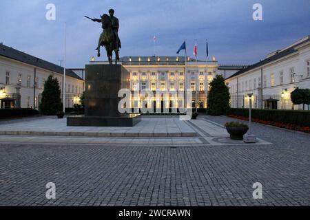 Palazzo Presidenziale con illuminazione serale, sagoma della statua equestre del principe Jozef Poniatowski in primo piano, Varsavia, Polonia Foto Stock