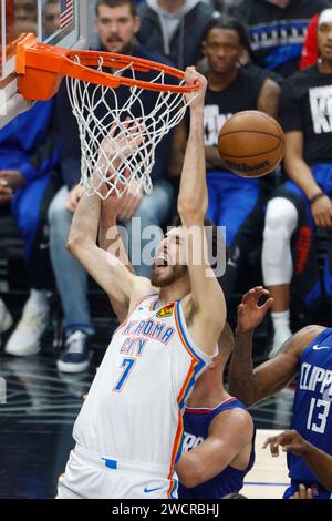 Los Angeles, California, USA. 16 gennaio 2024. Chet Holmgren #7 degli Oklahoma City Thunder sfreccia contro i Los Angeles Clippers durante una partita di basket NBA alla Crypto.com Arena, mercoledì 16 gennaio 2024, a Los Angeles. (Immagine di credito: © Ringo Chiu/ZUMA Press Wire) SOLO USO EDITORIALE! Non per USO commerciale! Foto Stock