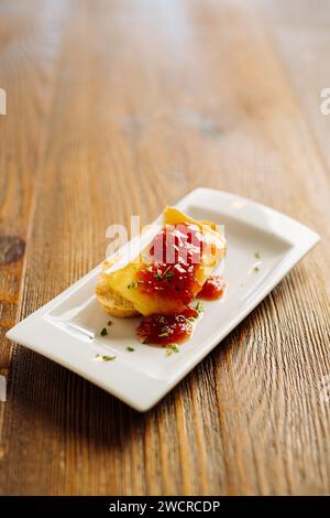 Piatto con deliziosa tapa nel ristorante Foto Stock